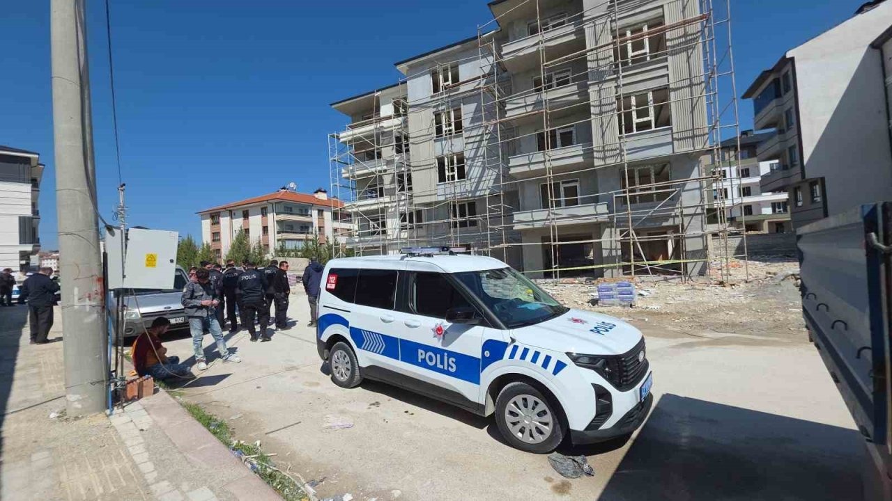 İskele çöktü: İşçiler yaralandı