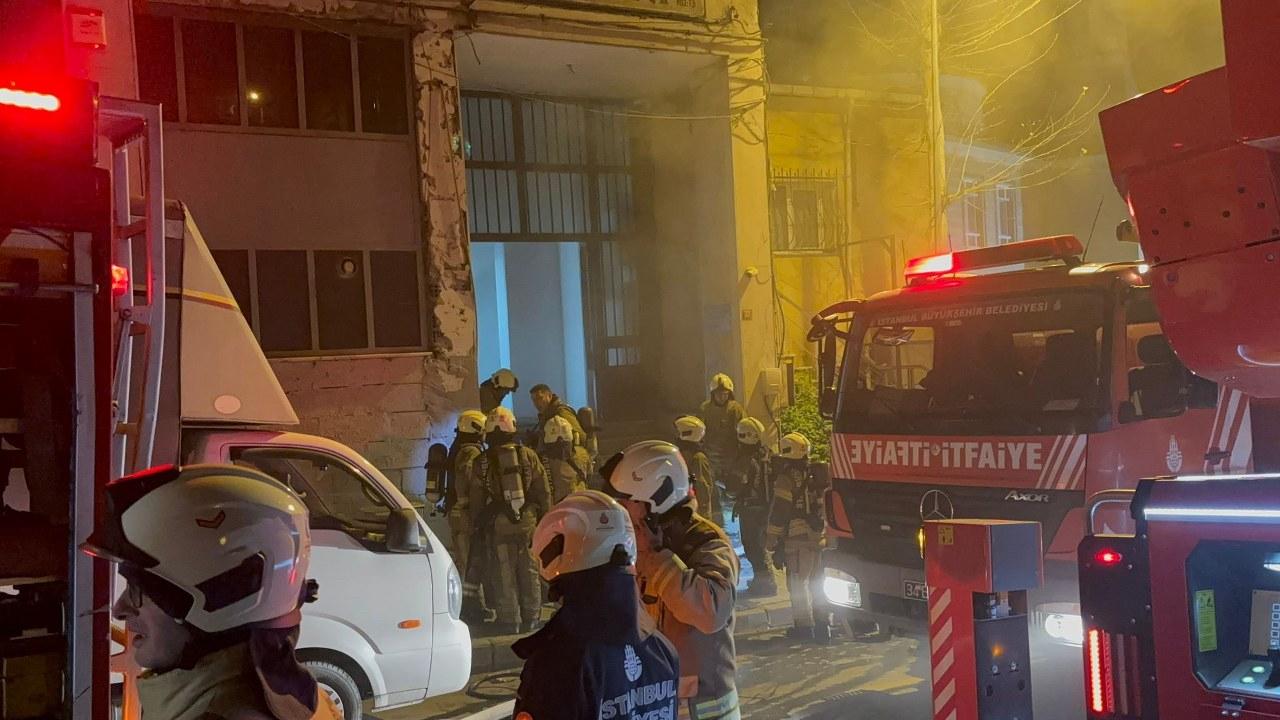 İstanbul'da 5 katlı iş hanında yangın