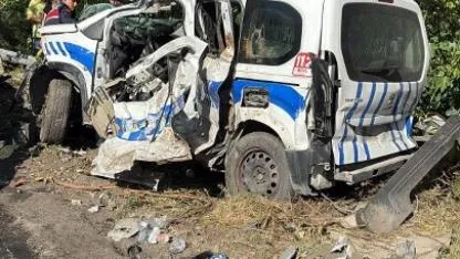 İzmir Bornava'da feci kaza! Freni patlayan tır karşı şeride geçti: Ölü ve yaralılar var