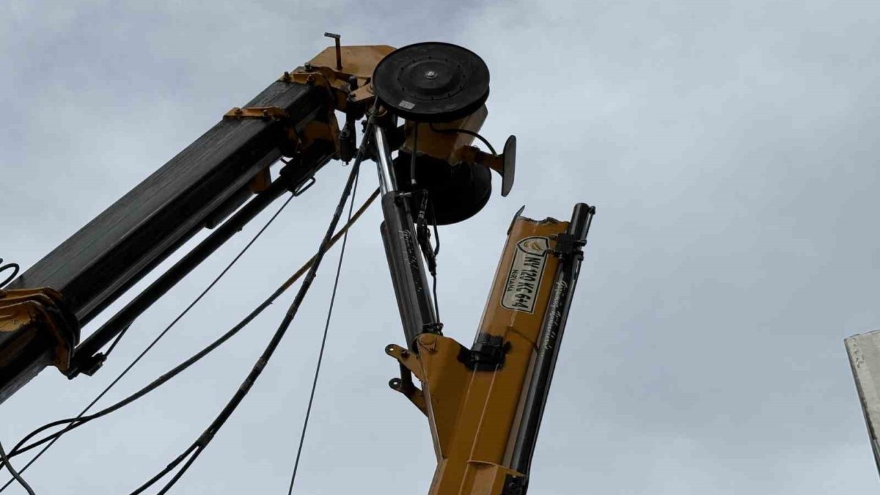 İzmir’de inşaat kulübesinin üzerine vinç düştü! Yaralılar var