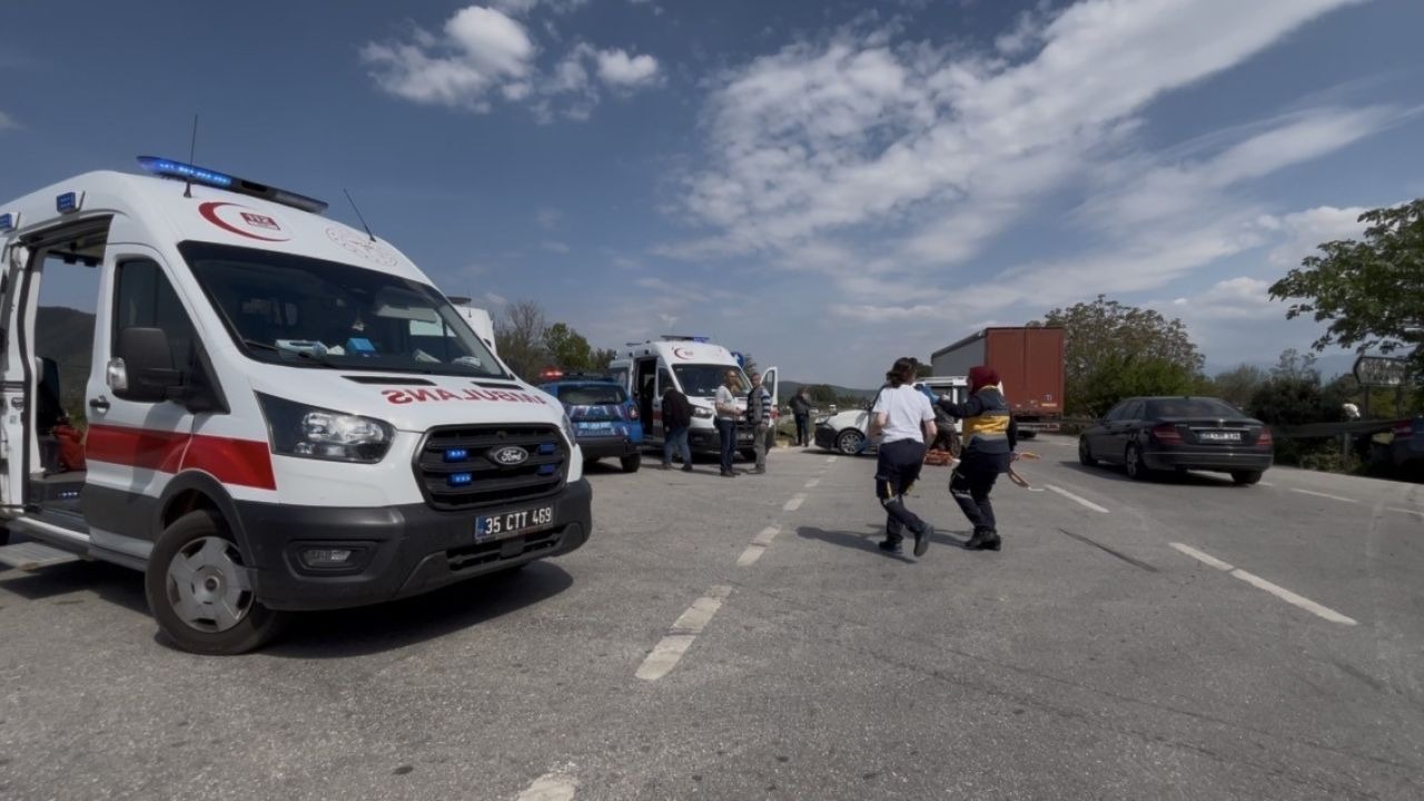 İzmir’de otomobil ile ticari araç çarpıştı: 4’ü çocuk 7 yaralı