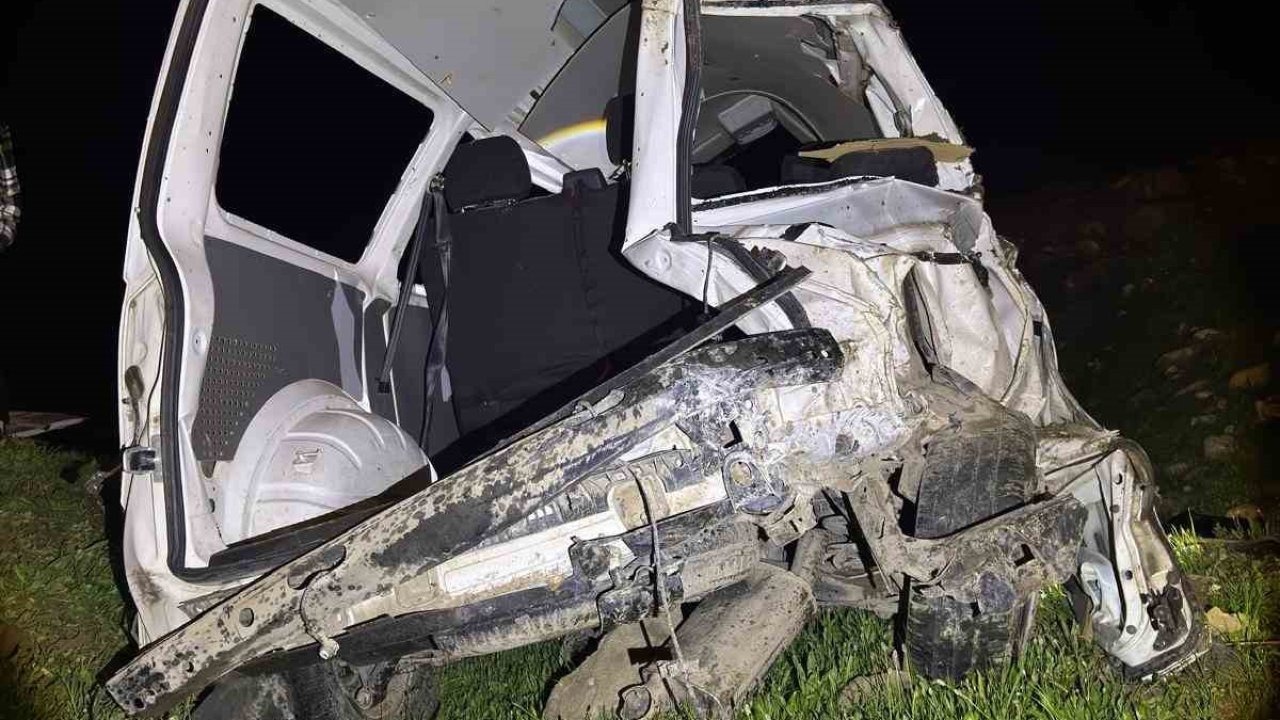 Kamyonet şarampole uçtu: 1 ağır yaralı