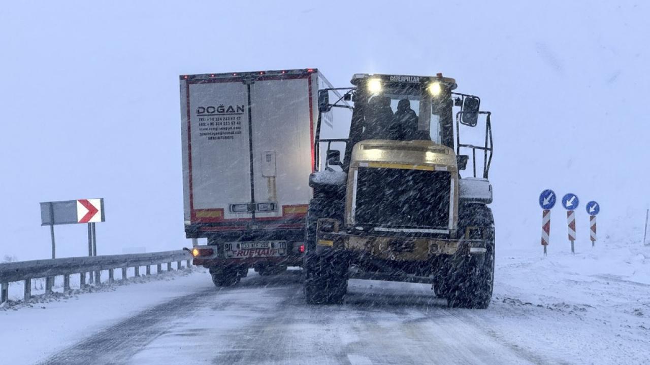 Kar yağışı ulaşımı aksatıyor