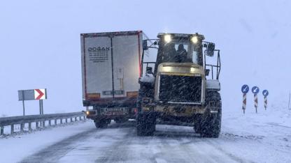 Kar yağışı ulaşımı aksatıyor