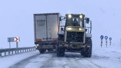 Kar yağışı ulaşımı aksatıyor