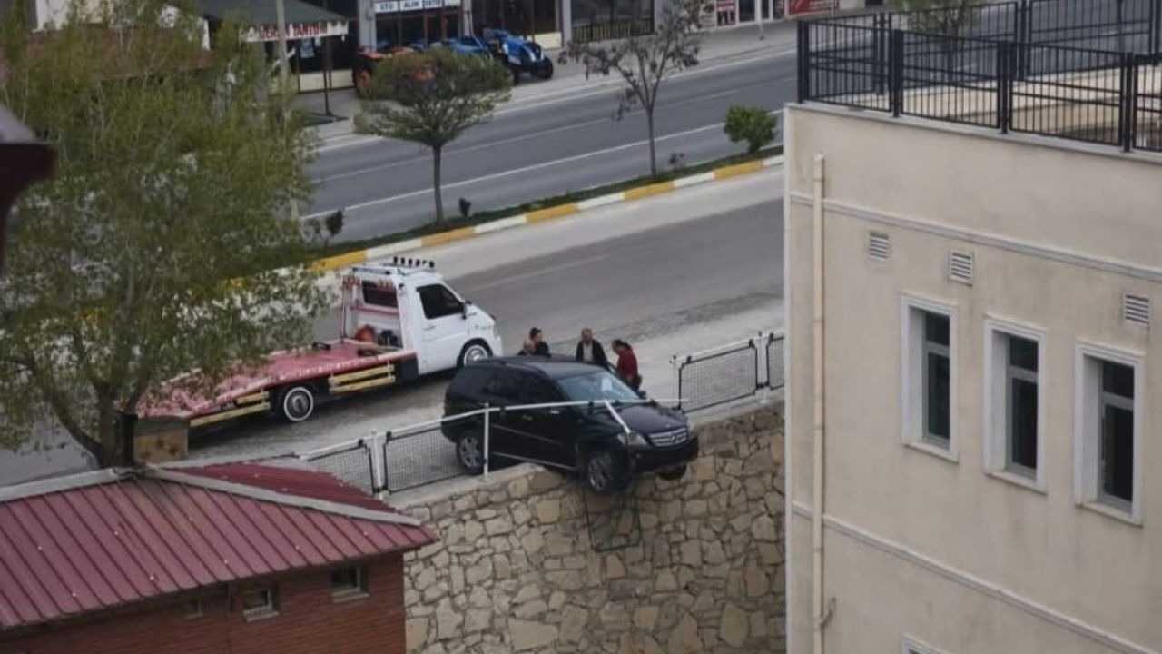 Kontrolden çıkan araç istinat duvarında asılı kaldı