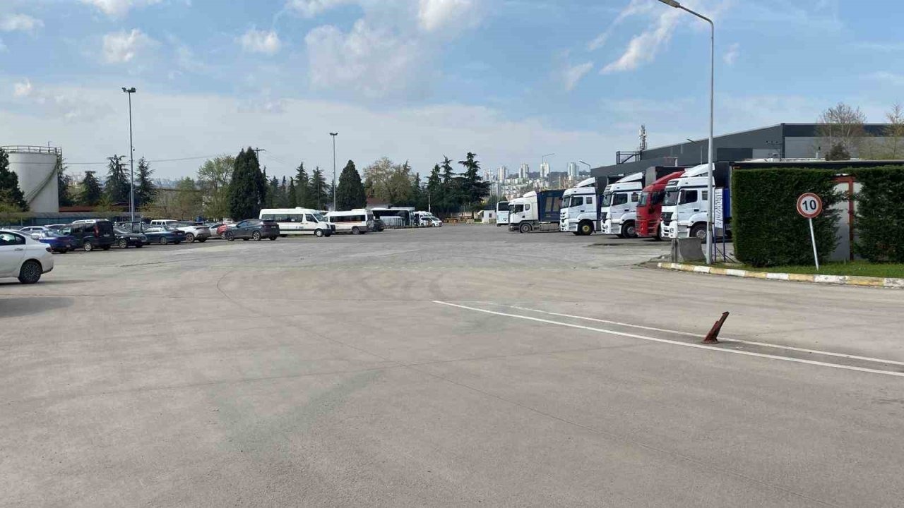 Lastik fabrikasında makineye sıkışan işçi can verdi