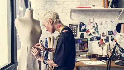 Moda tasarımcısı nedir, ne iş yapar, ne kadar maaş alır?