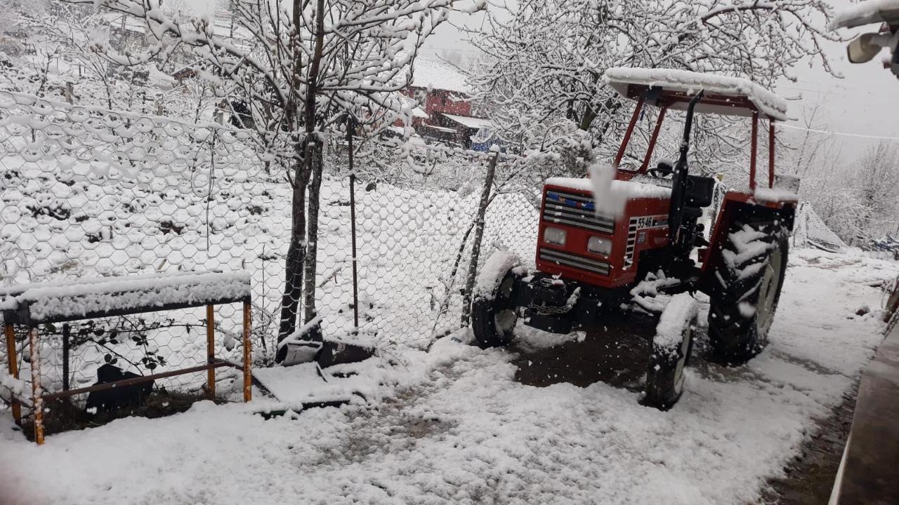 Nisan ayında kar sürprizi! Kavak beyaza büründü