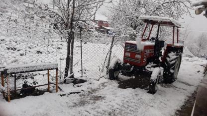 Nisan ayında kar sürprizi! Kavak beyaza büründü