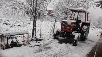 Nisan ayında kar sürprizi! Kavak beyaza büründü