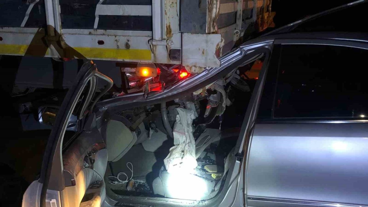 Otomobil park halindeki tıra çarptı, muhtar ağır yaralandı