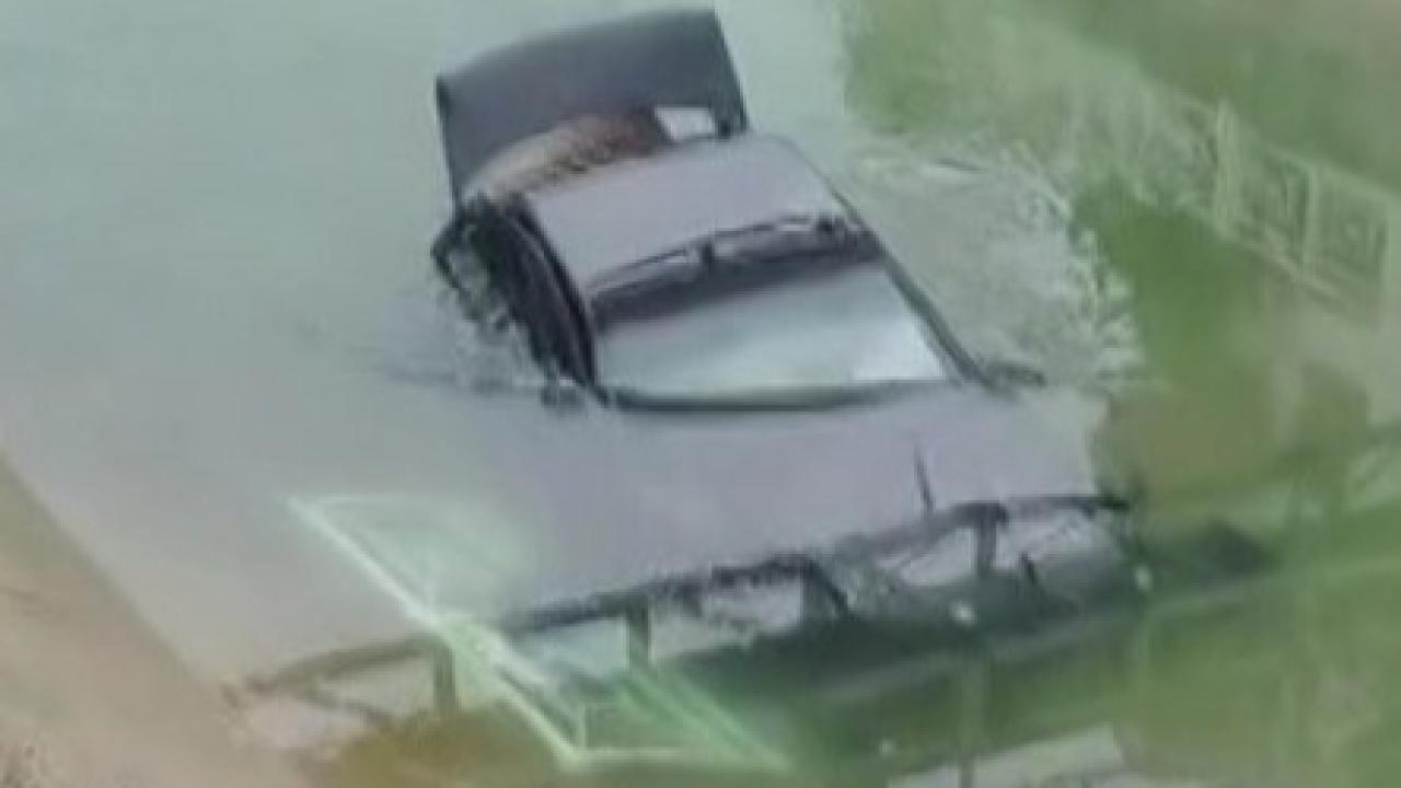 Otomobil sulamana kanalına düştü