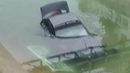 Otomobil sulamana kanalına düştü