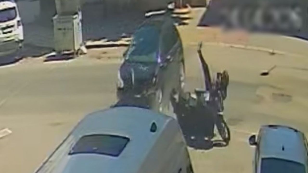 Otomobille çarpışan motosikletli savruldu