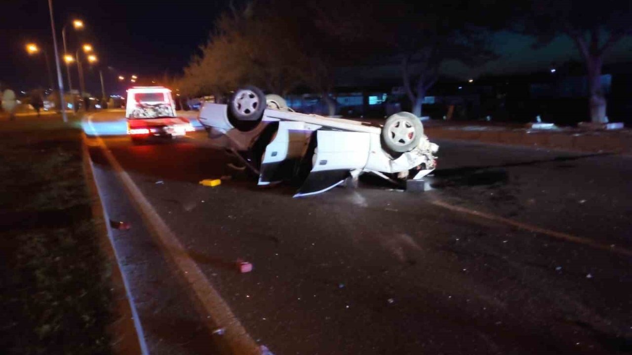 Otomobiller çarpıştı: 2 ölü, 5 yaralı