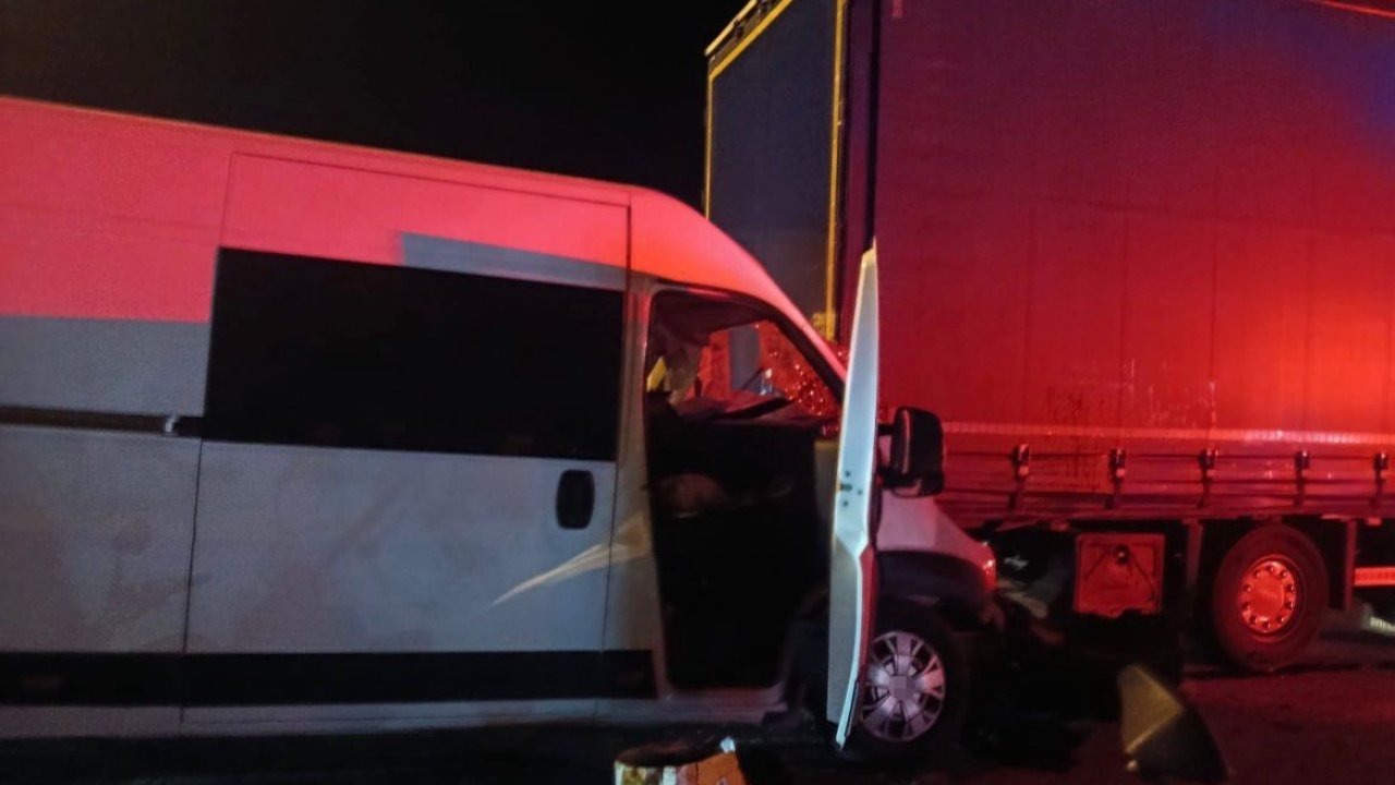 Panelvan tıra çarptı: 1 ölü, 1 yaralı