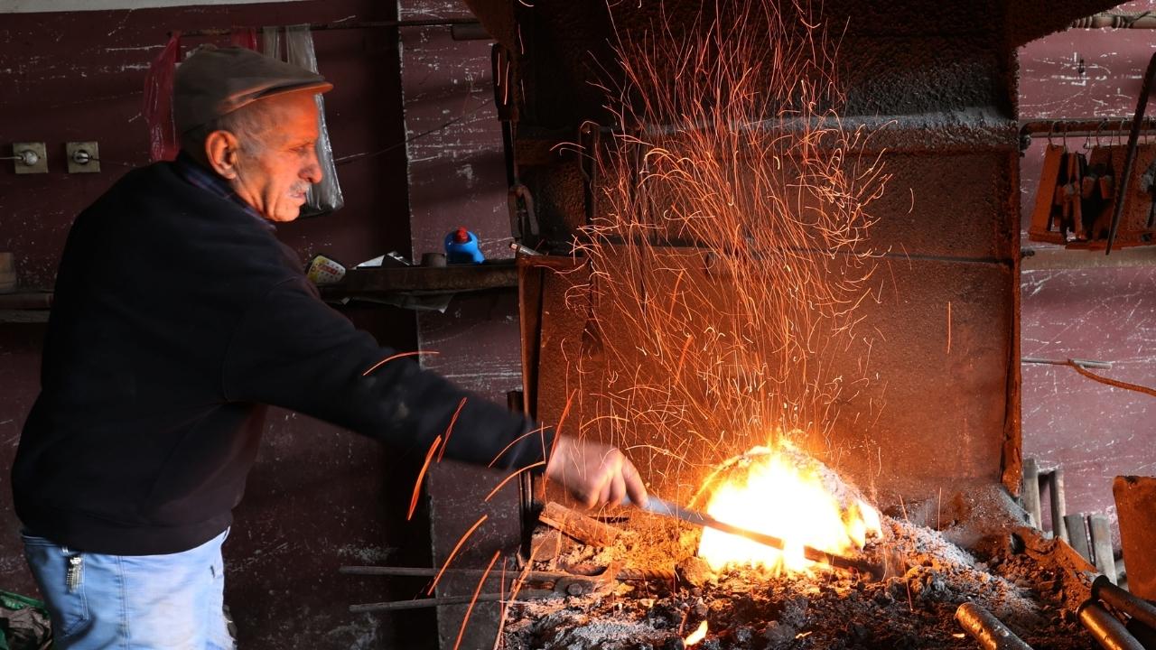 Samsun'da 81 yıldır örs başında demir dövüyor