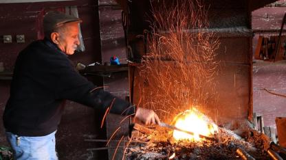 Samsun'da 81 yıldır örs başında demir dövüyor