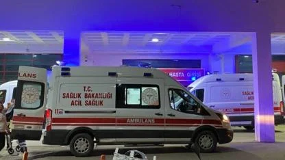 Samsun'da anne ile kızı servisin çarpmasıyla yaralandı