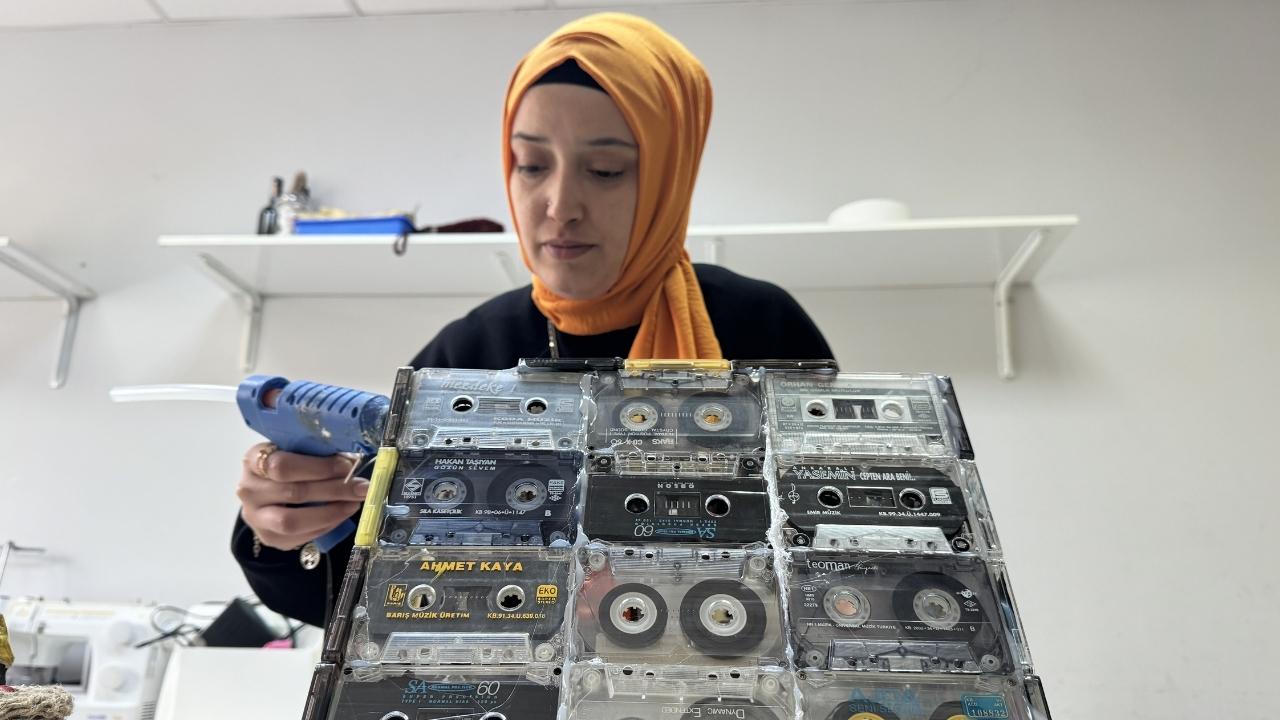 Samsun'da eski müzik kasetleri tavan abajuruna dönüştürüldü