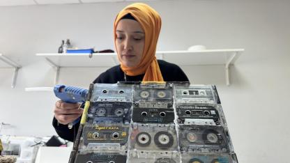 Samsun'da eski müzik kasetleri tavan abajuruna dönüştürüldü