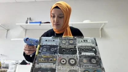 Samsun'da eski müzik kasetleri tavan abajuruna dönüştürüldü