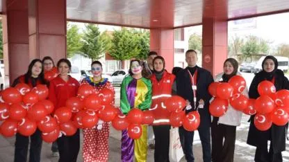 Samsun'da Genç Kızılay gönüllüleri hastanede tedavi gören çocukları yalnız bırakmadı