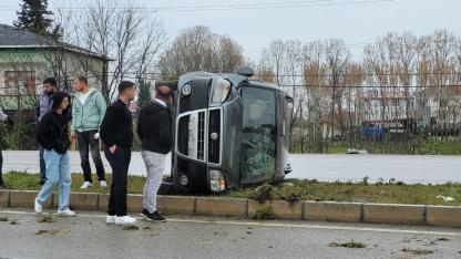 Samsun'da hafif ticari araç elektrik direğine çarptı!