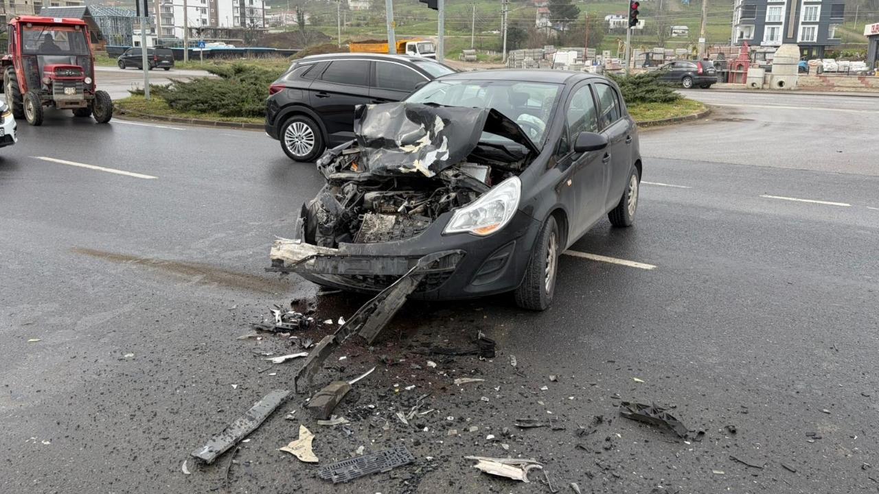 Samsun'da iki otomobil çarpıştı: 2 yaralı