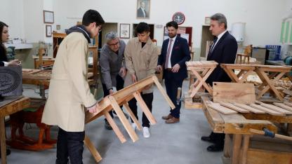 Samsun'da meslek lisesinde eski sıra ve masalar yeni ürünlere dönüştürülüyor