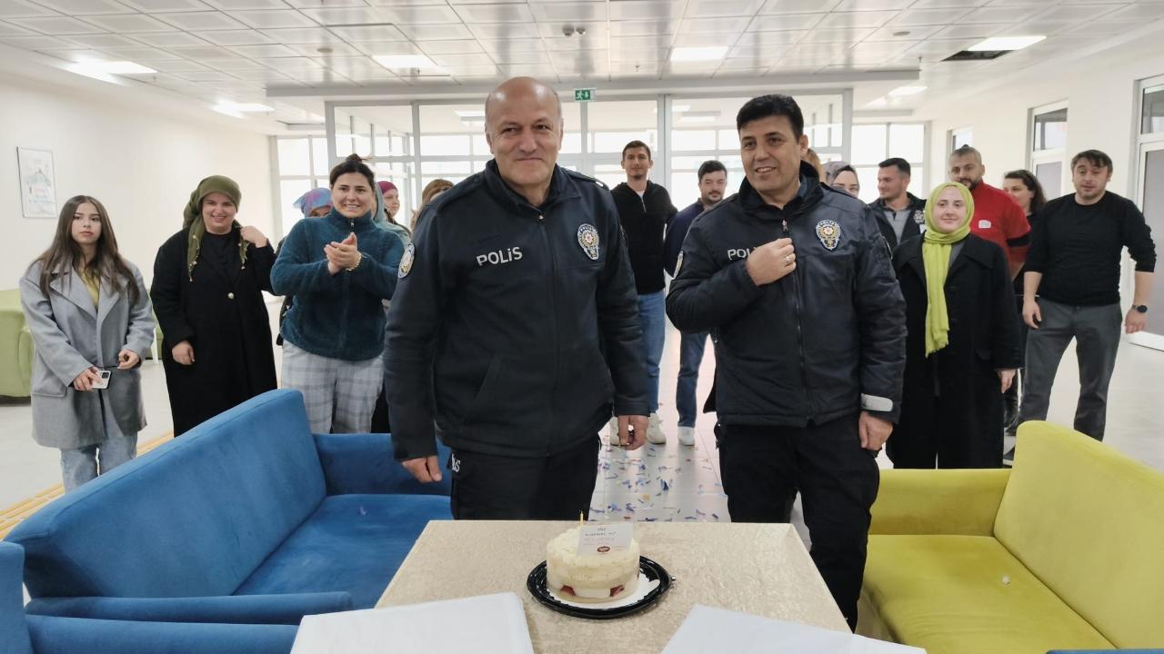 Samsun’da olaya giden polisler pasta sürpriziyle karşılaştı