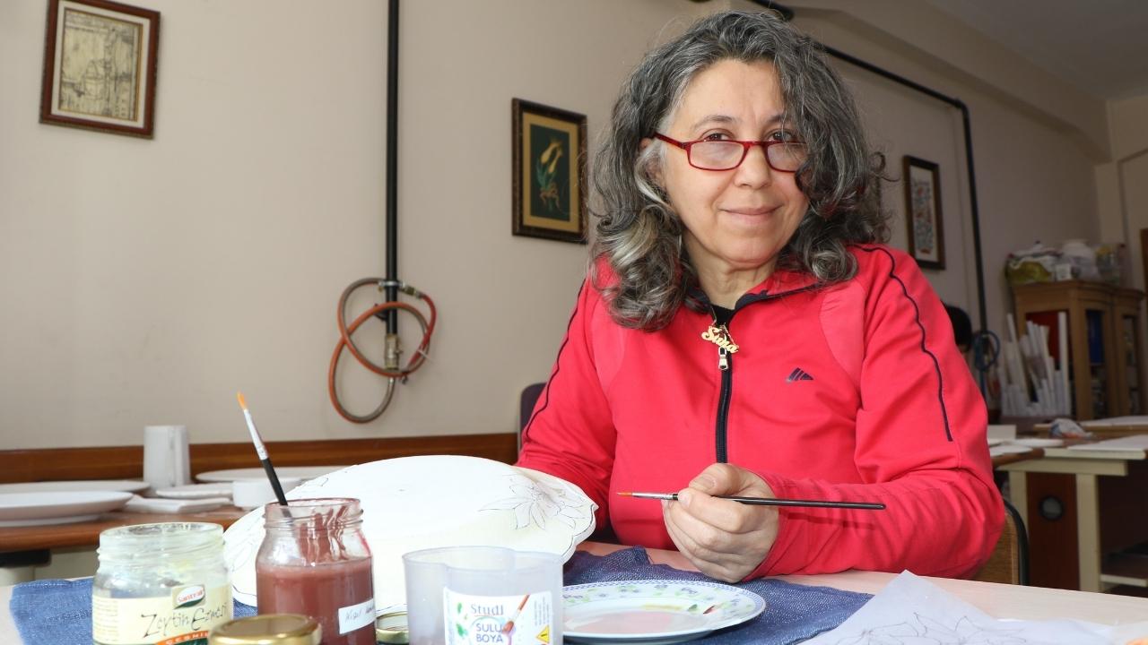 Samsun'da Suna Akbaş kazanın izlerini çini fırçasıyla siliyor