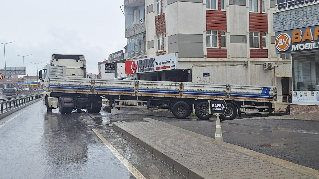 Samsun'da tır sürücüsünün şanssızlığı! Sıkışan dorseyi kurtarmak isterken yaralandı