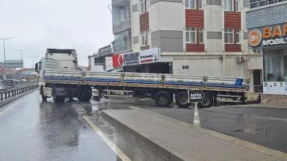 Samsun'da tır sürücüsünün şanssızlığı! Sıkışan dorseyi kurtarmak isterken yaralandı