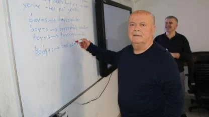 Samsun'da, Türkçe bilmeyen torunu için 74 yaşında İngilizce öğreniyor