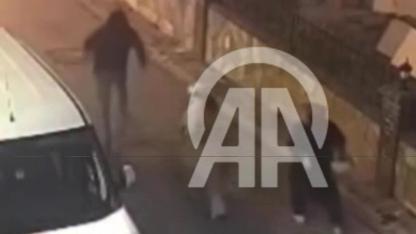 Samsun'da yolda yürüyen kadının kolyesini çaldı