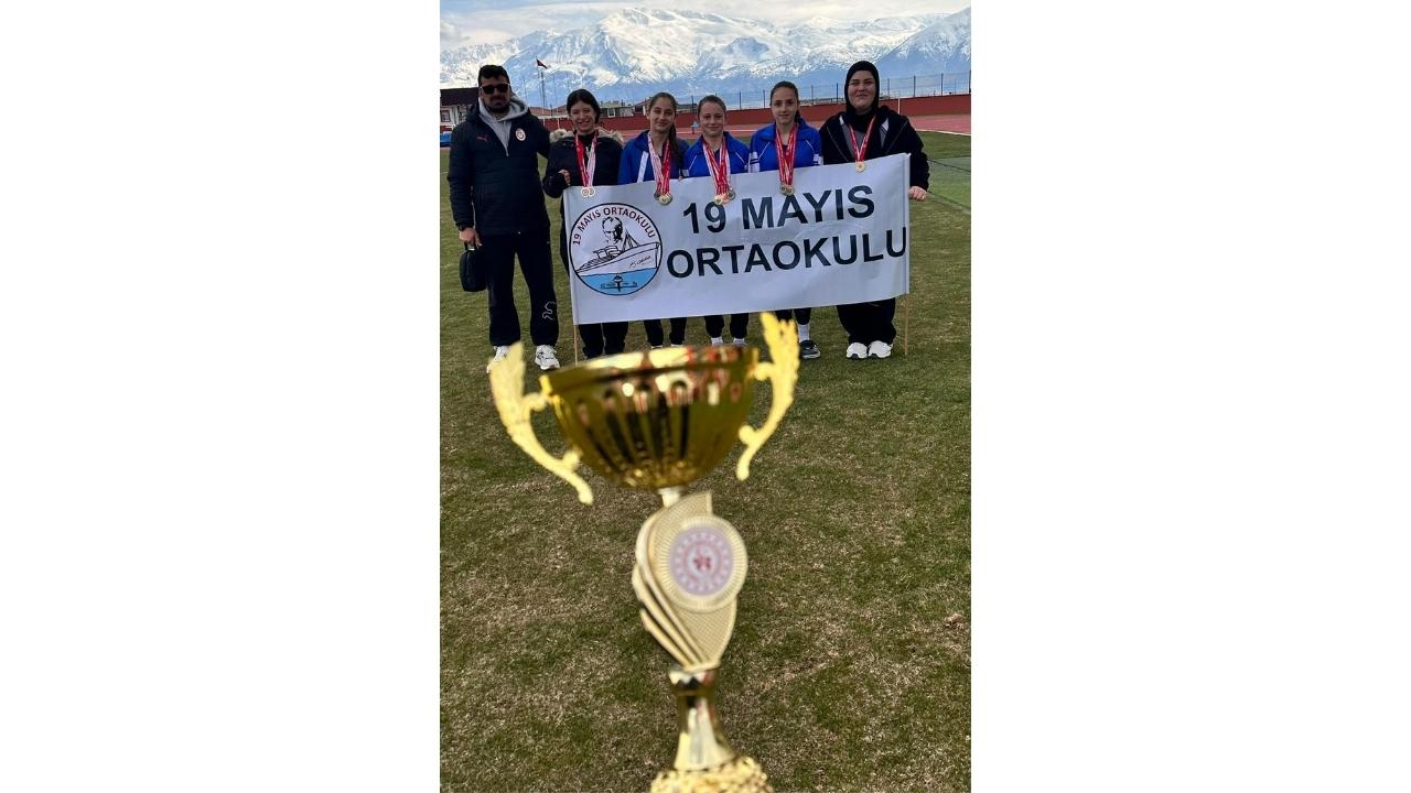 Samsunlu öğrenciler atletizmde bölge şampiyonu