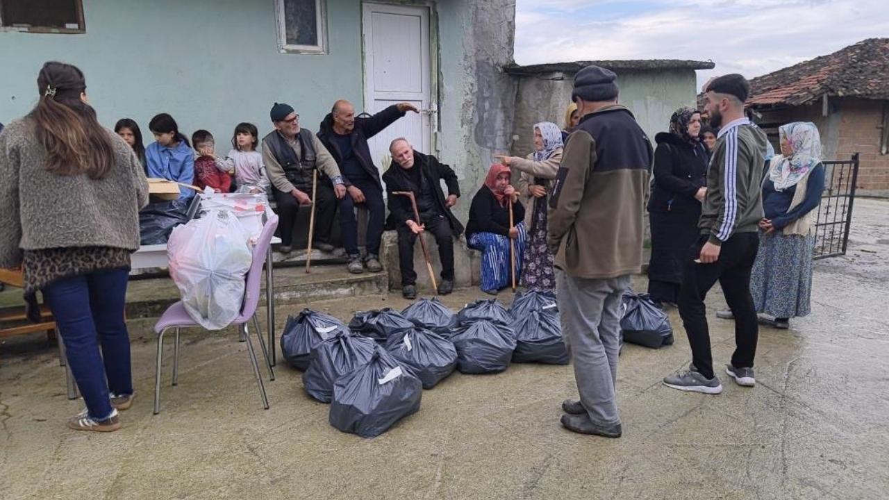 Samsun'un sessiz mahallesine 3 kamyonluk yardım