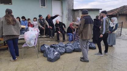 Samsun'un sessiz mahallesine 3 kamyonluk yardım