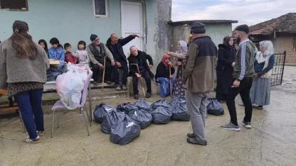 Samsun'un sessiz mahallesine 3 kamyonluk yardım