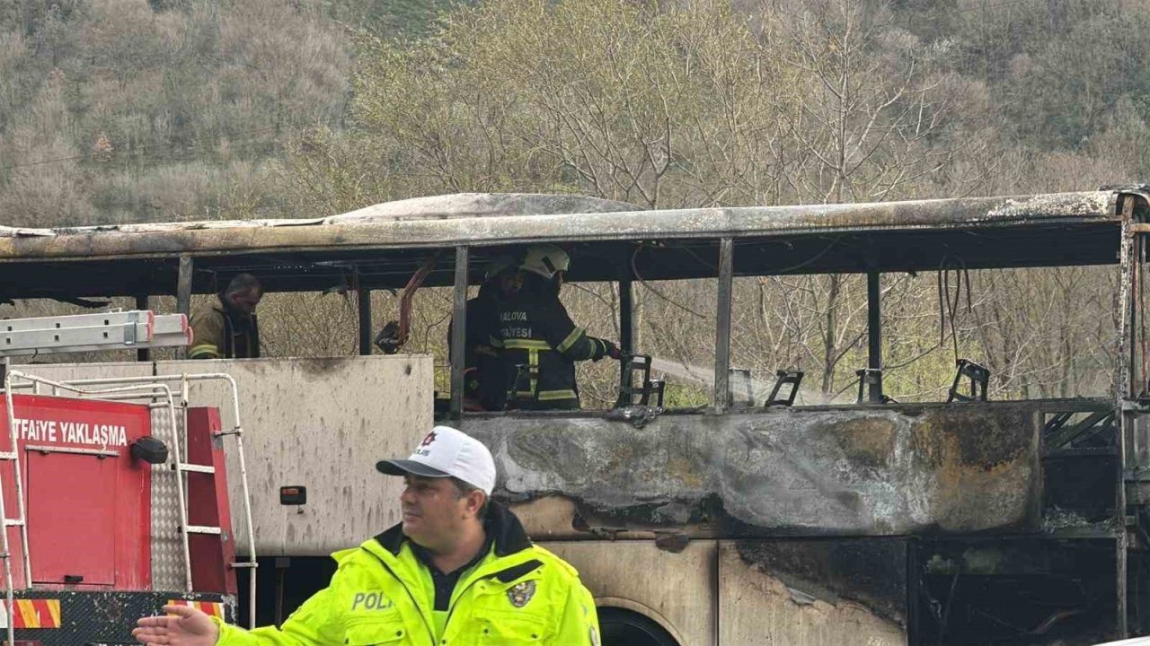 Seyir halindeki yolcu otobüsü alevlere teslim oldu