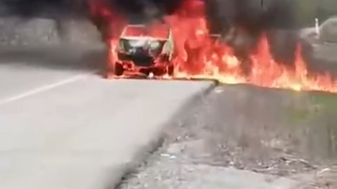 Seyir halindeyken yangın çıkan araç küle döndü