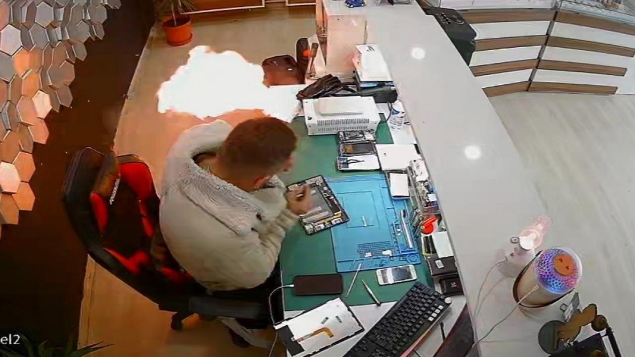 Telefon bataryası bomba gibi patladı
