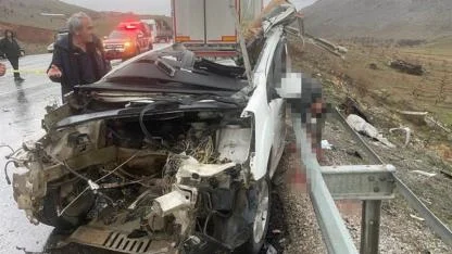 Tır ile otomobil kafa kafaya çarpıştı! 3 ölü, 1 yaralı