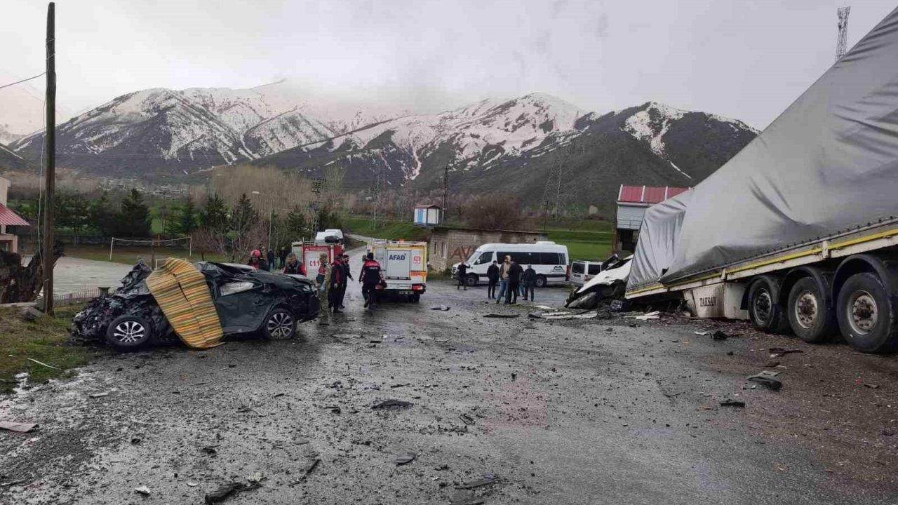 Tırla otomobil çarpıştı: 2 ölü, 1 yaralı