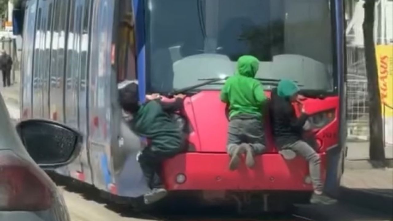 Tramvayın arkasına tutunan çocuklar yürekleri ağza getirdi