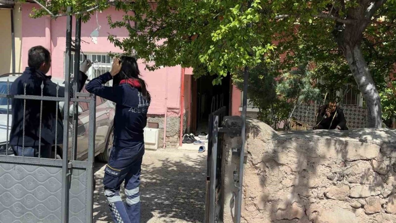 Yaşlı adam karısını evde ölü buldu