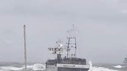 Gemi karaya oturdu: 8 mürettebat için kurtarma çalışması başlatıldı