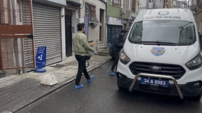 Eski kız arkadaşının evinde gördüğü adamı bıçakladı